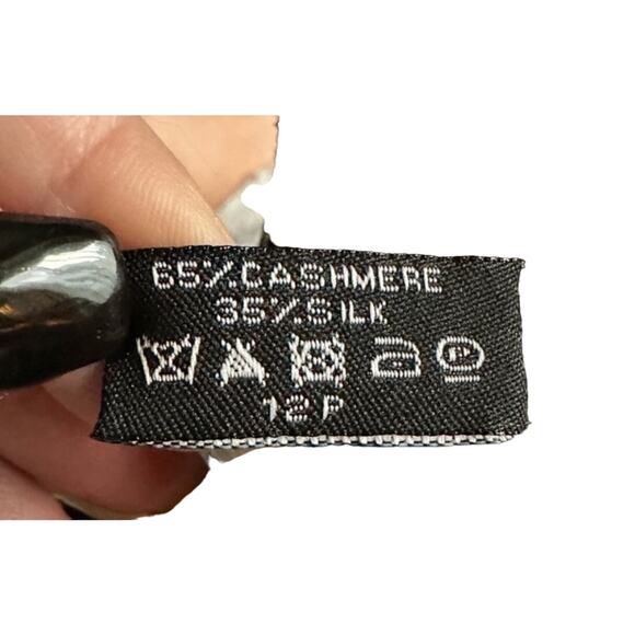 Copied - Cashmere & Silk reversible oversized Chanel logo scarf/wrap  A - Picture 4 of 4